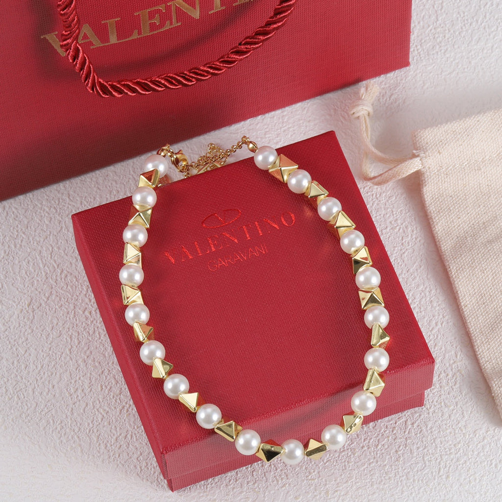 18K Vlogo Rockstud Pearls Necklace