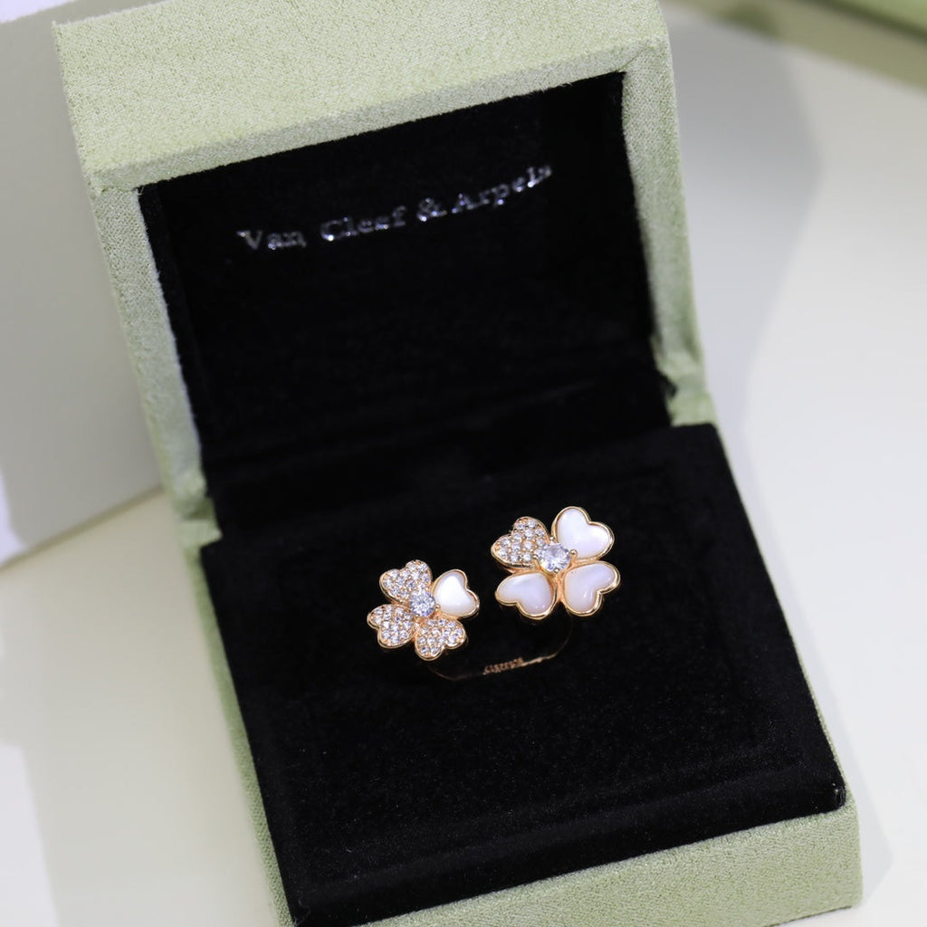 18K Cosmos Between the Finger Diamond Ring